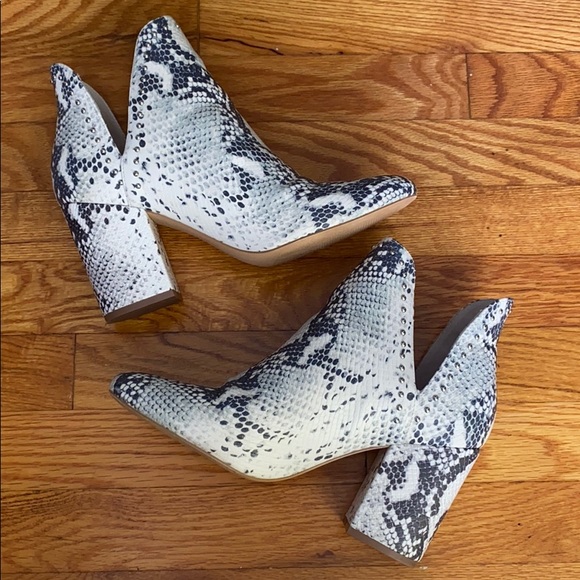 Steve Madden Snakeskin Rockstar Bootie 10 - Picture 2 of 9